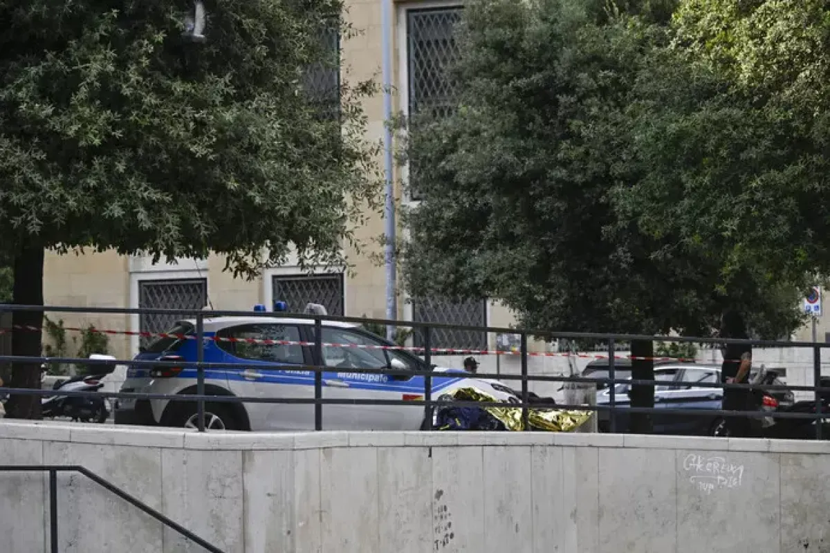 Tragedia a Napoli: clochard trovato morto in piazza Municipio - 