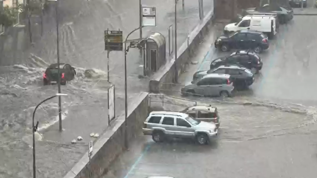 Avellino sott'acqua: Piazza Kennedy diventa un fiume in piena - 