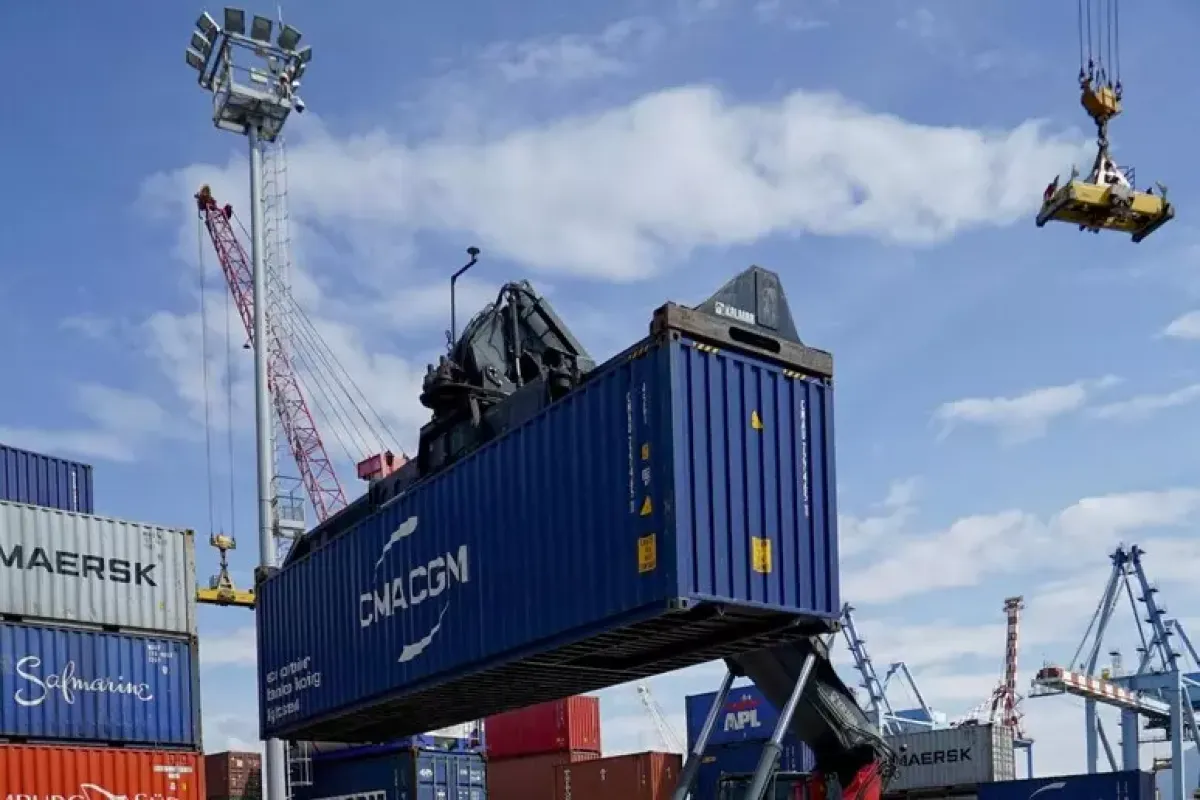 Grave incidente al porto di Napoli: camionista schiacciato da un container - 