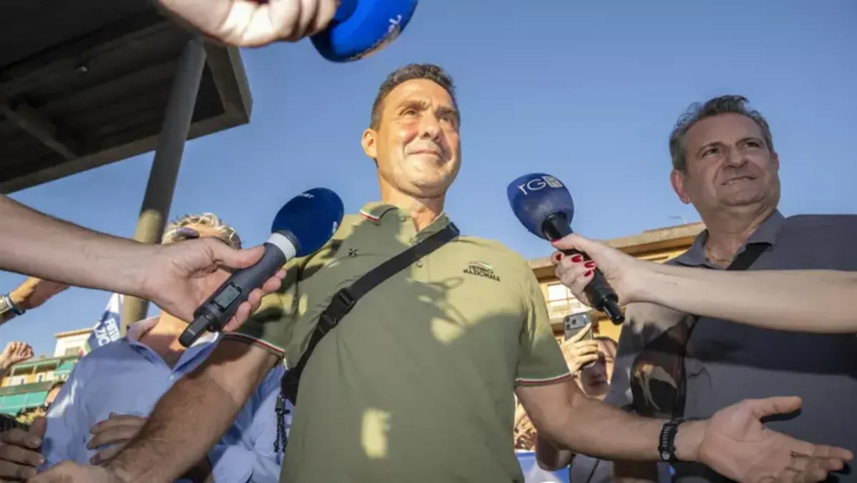 Vannacci come Churchill: "Il mio vero sondaggio è tra la gente in metro" - 