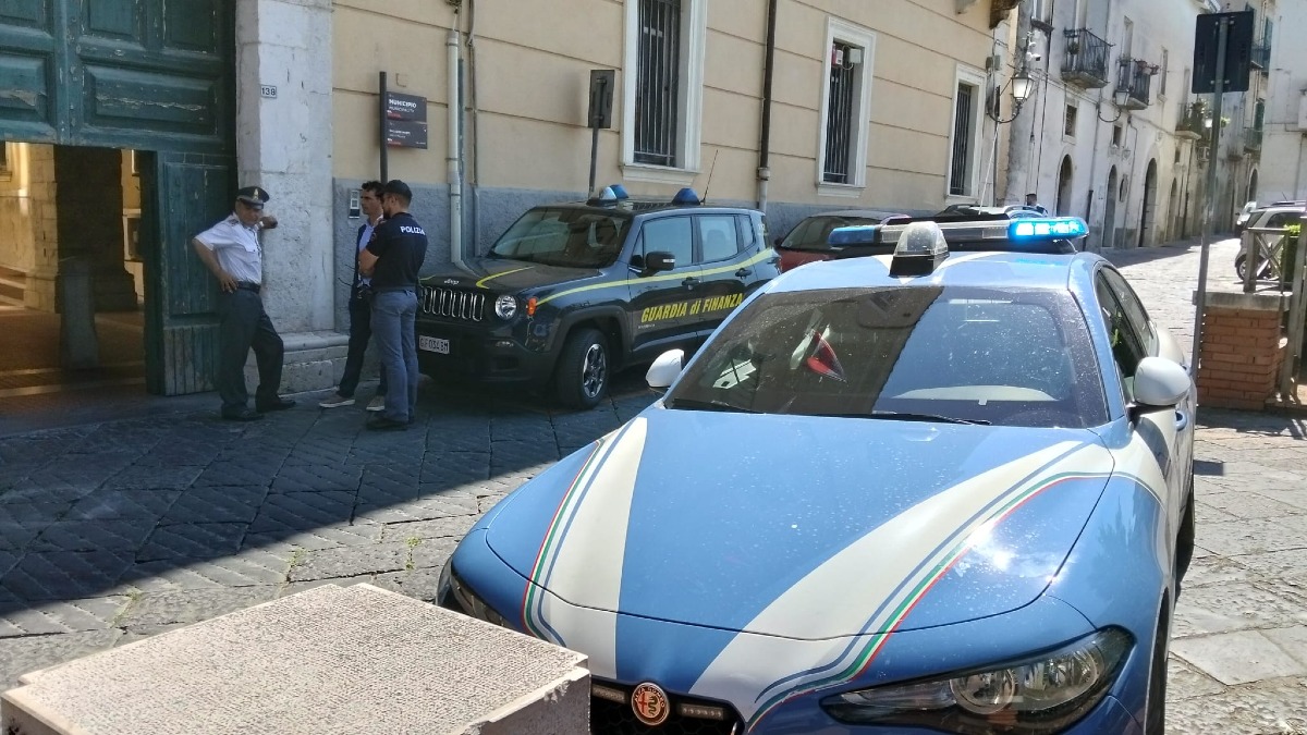 Blitz a Palazzo Mosti: controlli di Polizia e Guardia di Finanza in Comune - 