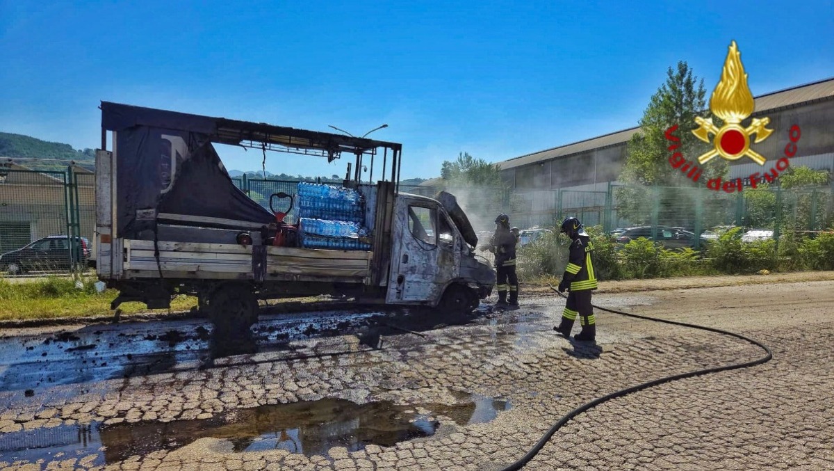 Fiamme in via Pianodardine: furgone di bibite a fuoco, nessun ferito - 