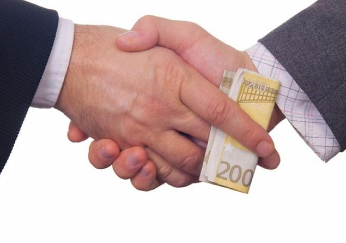 Campania, il cancro della corruzione: 285 indagati in 17 mesi - 