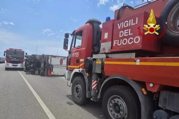 Tragedia a Battipaglia: camion si ribalta, muore passeggero 29enne