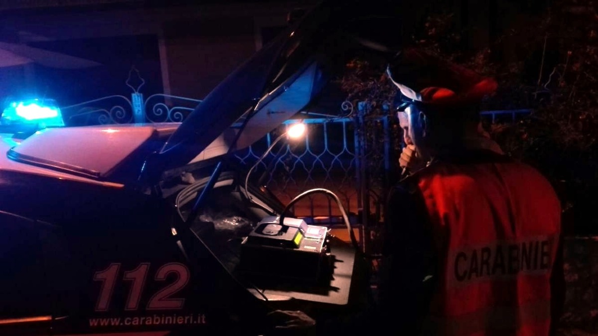 Ruba l’auto sotto gli occhi del proprietario: bloccato e denunciato a Montemiletto - 