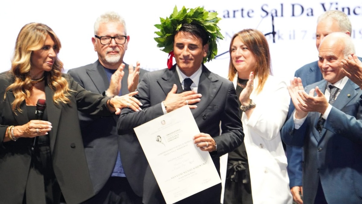 Sal Da Vinci: trionfo a Benevento con il Diploma Accademico Honoris Causa - 