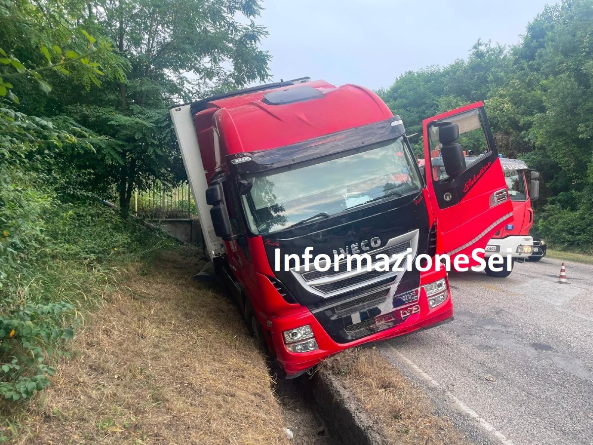 Tir frigorifero esce di strada in località tre Ponti a San Martino Valle Caudina: traffico in tilt - 