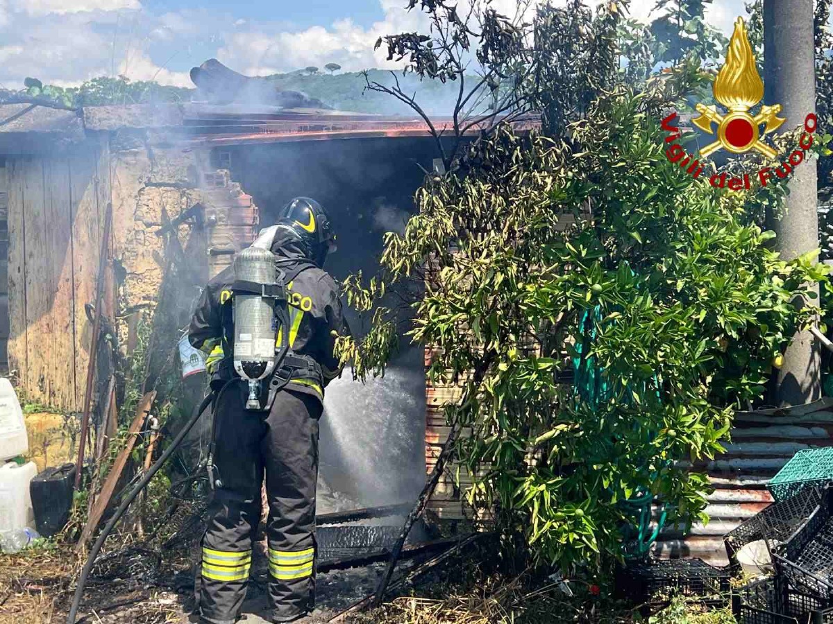 Montoro, fiamme in un deposito di attrezzi: l'intervento dei Vigili del Fuoco - 