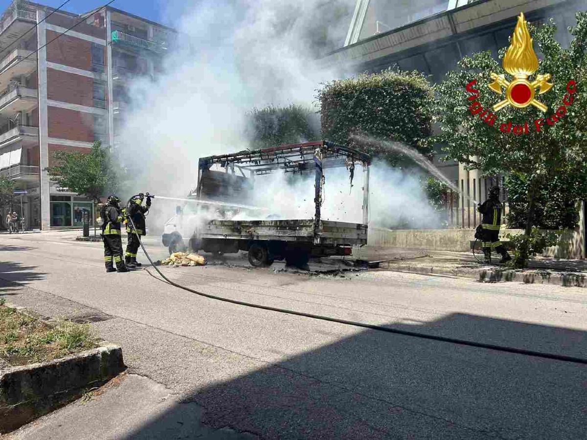 Paura ad Avellino: autocarro in fiamme in pieno centro, traffico in tilt - 