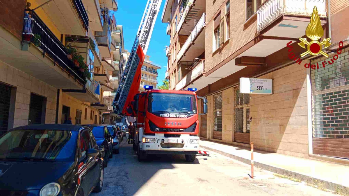 Anziana cade in casa al quinto piano: salvata dai Vigili del Fuoco con l'autoscala - 