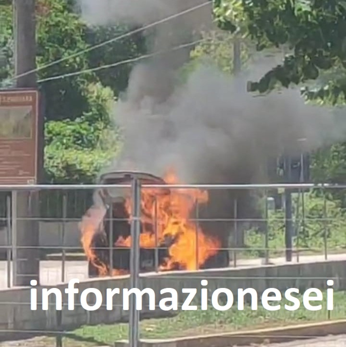 Paura a Cervinara: auto in fiamme vicino alla rotonda della zona industriale - 