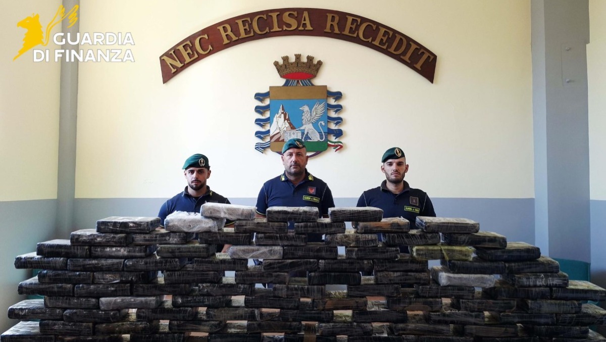 Napoli, maxi-blitz sulla statale: 113 chili di cocaina nascosti nella cisterna - 