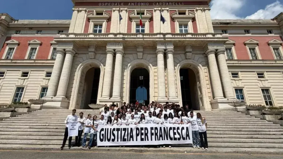 Flash mob al Cardarelli per Francesca: "Vogliamo la verità" - 