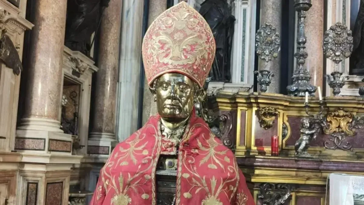 San Gennaro, giù le mani dalla mitria: ladro solitario bloccato in Duomo - 