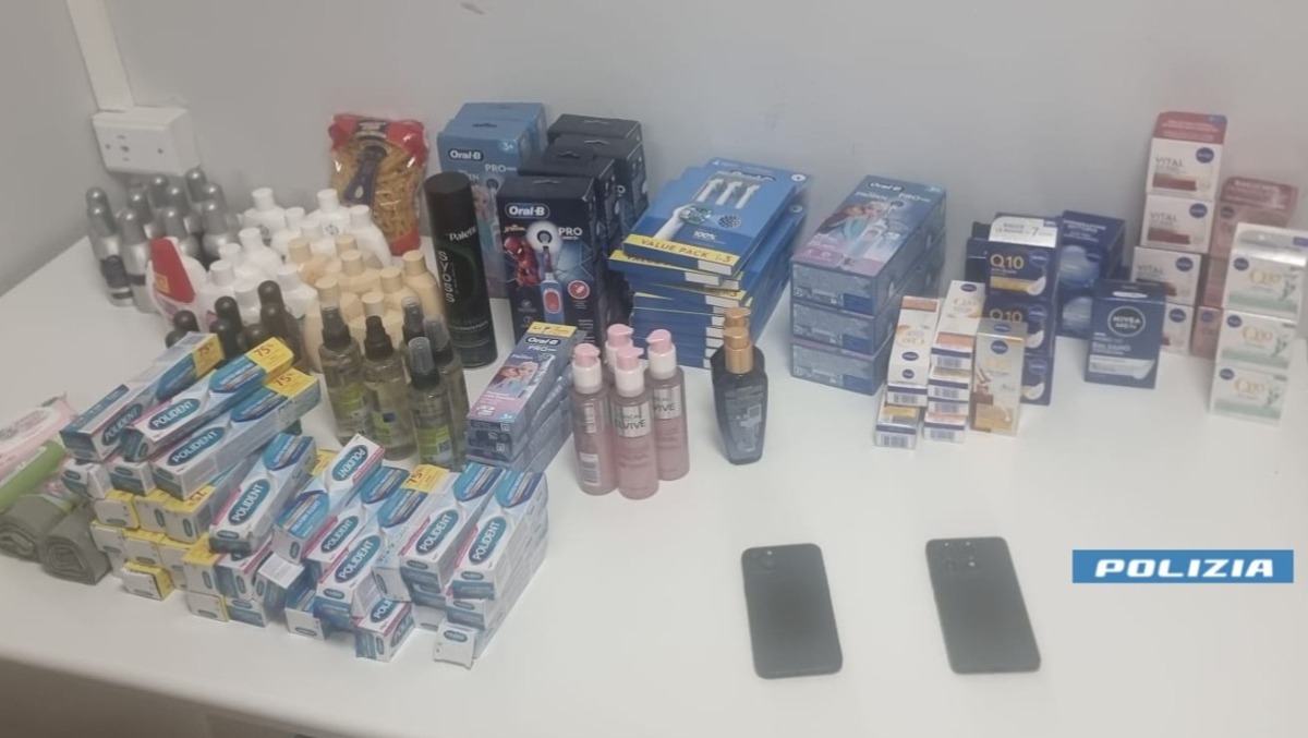 Colpo al centro commerciale: arrestati dopo un inseguimento da film sulla via Appia - 