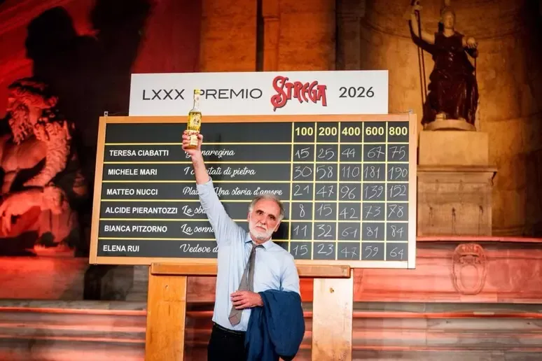 Michele Mari vince lo Strega 2026: trionfano «I convitati di pietra» - 