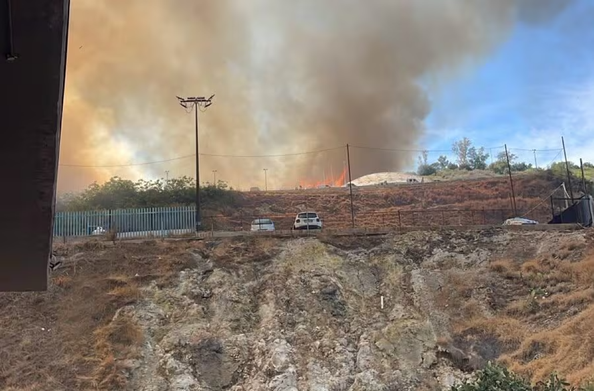 Inferno di fuoco a Pozzuoli: fiamme vicino all'Accademia, chiusa via Antiniana - 