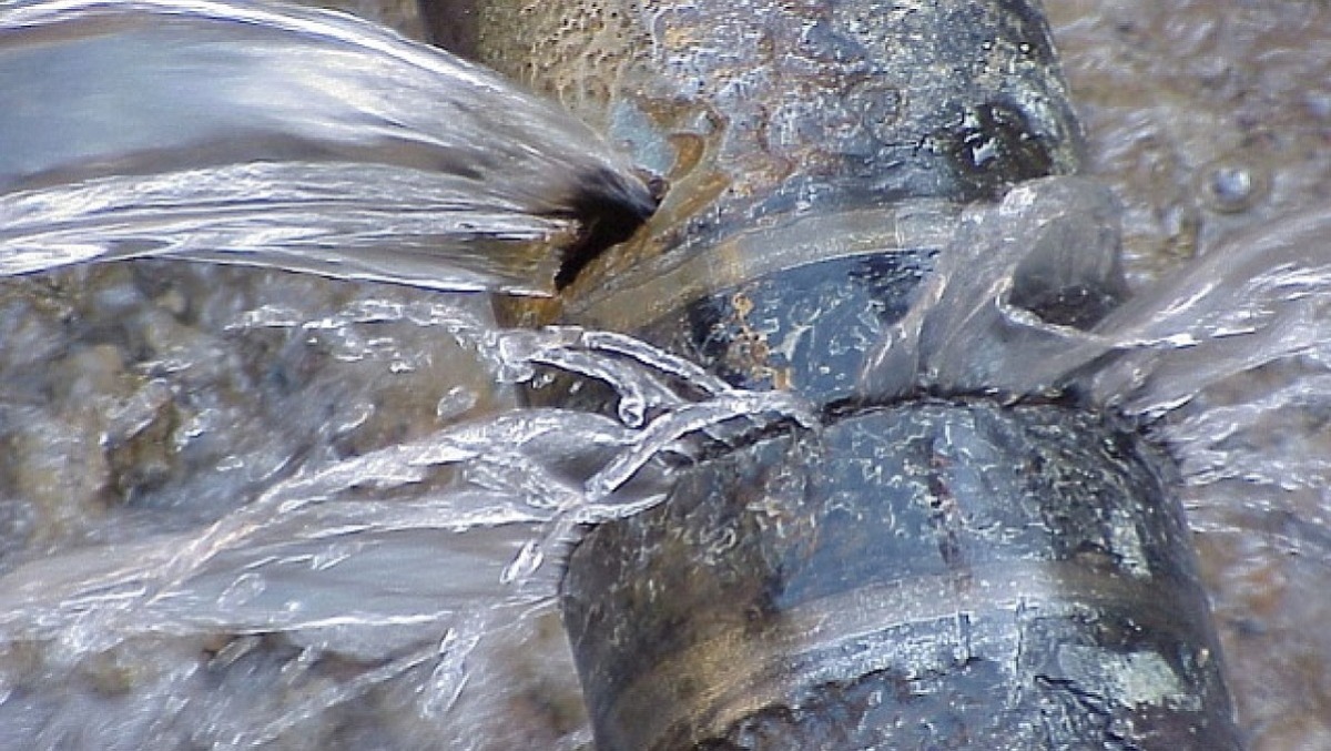SOS Campania: il 50% dell'acqua si perde nei tubi, serve un piano d'urto - 