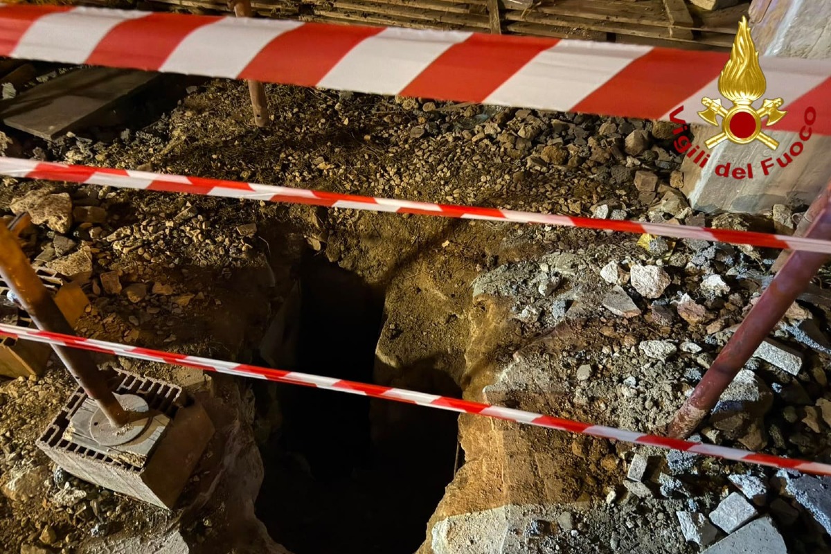 Caposele: 39 enne incastrato per ore in un tombino, salvato dai Vigili del Fuoco - 