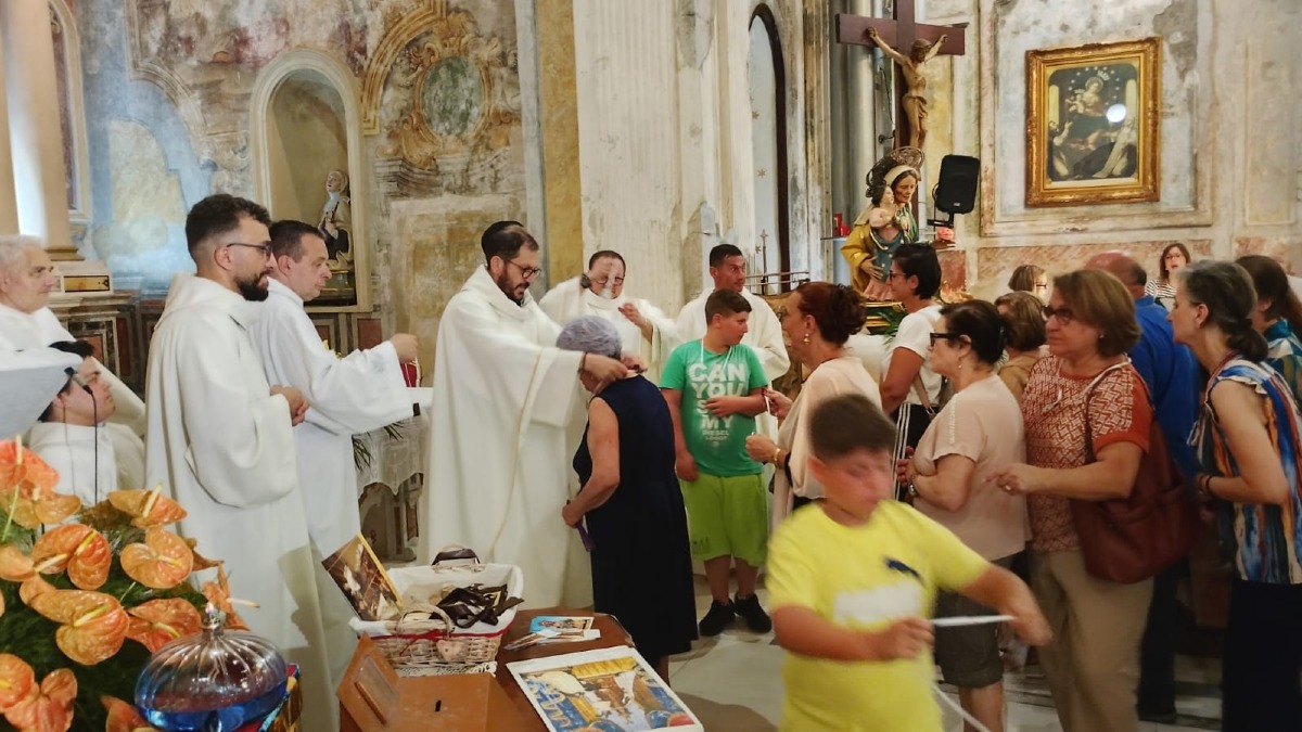 Cervinara, la fede per la Madonna del Carmelo: la consegna dello Scapolare - 