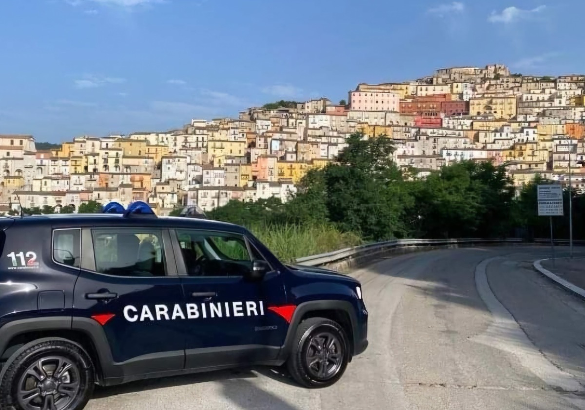 Viola il divieto per estorcere soldi ai genitori: arrestato 40enne a Calitri - 