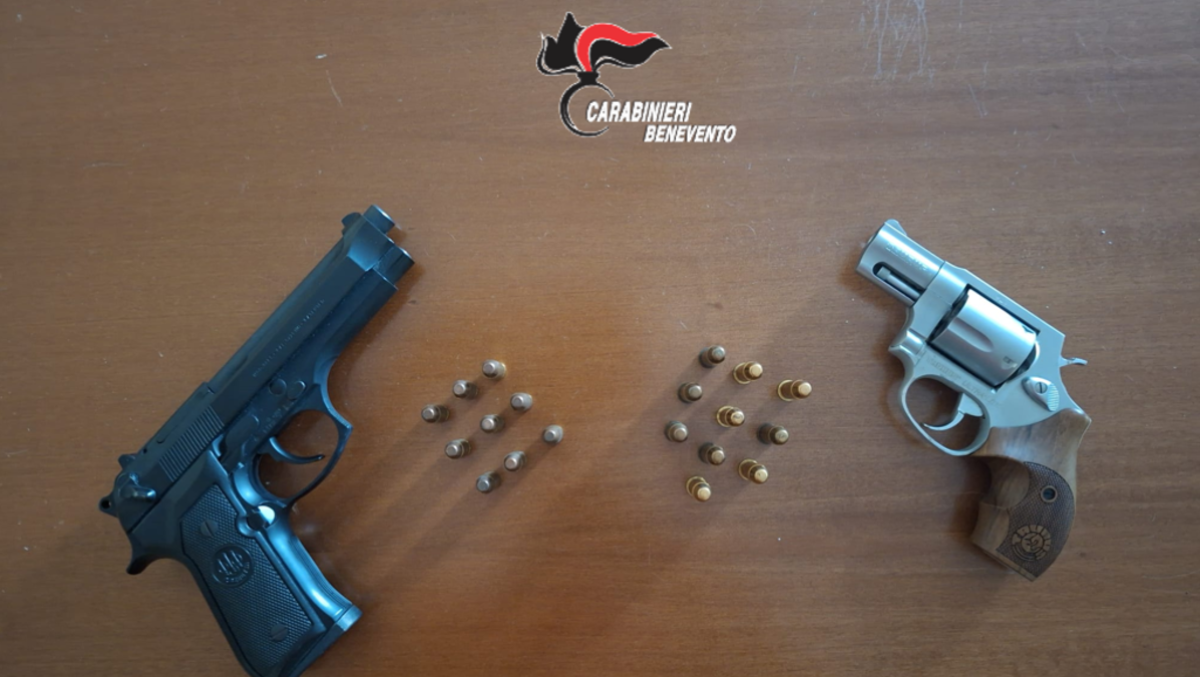 Aveva due pistole in casa: arrestato detenuto domiciliare ad Amorosi - 