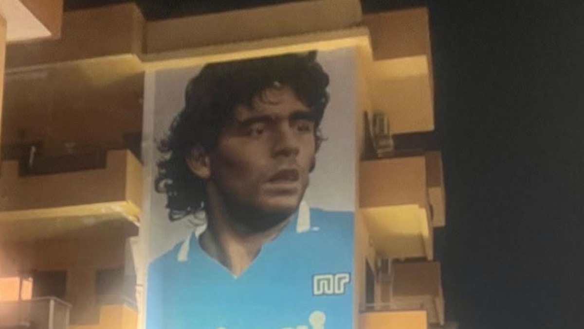 L’arte celebra il Mito: a Santa Maria a Vico il nuovo murale per Maradona - 