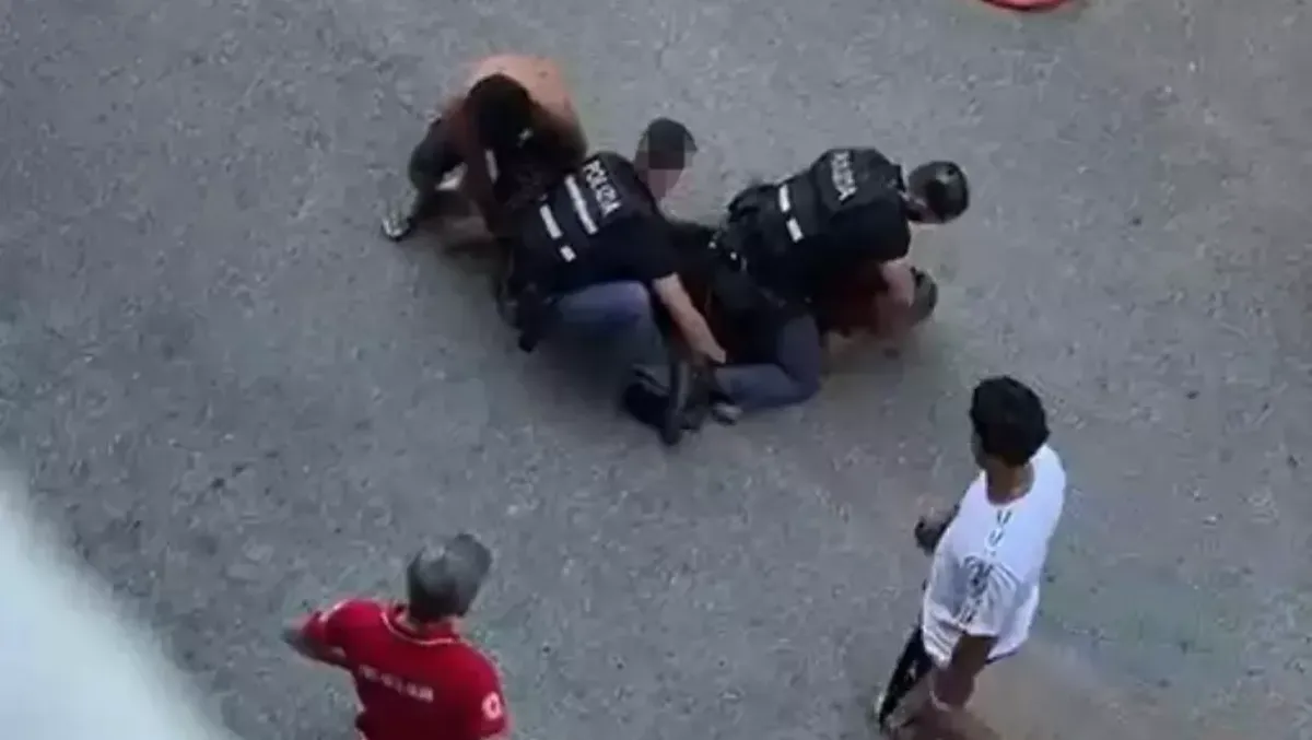 Tragedia durante il fermo: muore a 42 anni bloccato a terra in strada - 