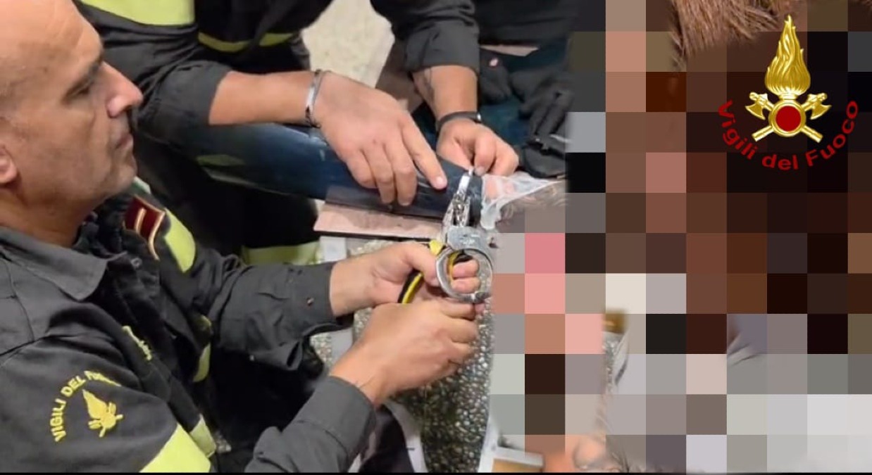 Dramma sulla A16: donna in malore liberata dalle manette incastrate - 