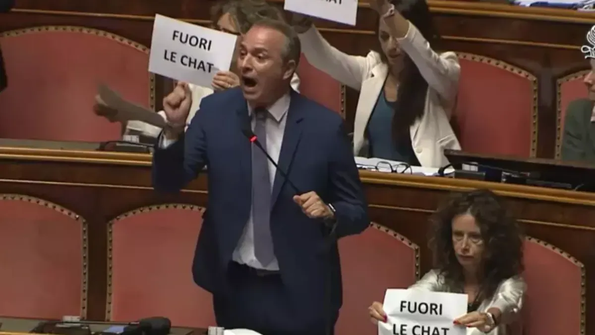 Chat blindate per Delmastro: la maggioranza smentisce la trasparenza e delude il suo pubblico - 