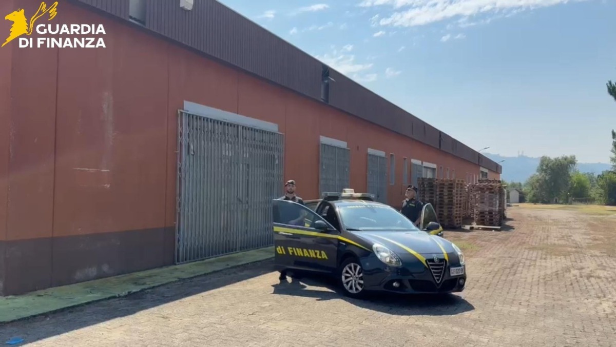 Maxi blitz contro il contrabbando: scoperta fabbrica abusiva e maxi deposito di sigarette - 
