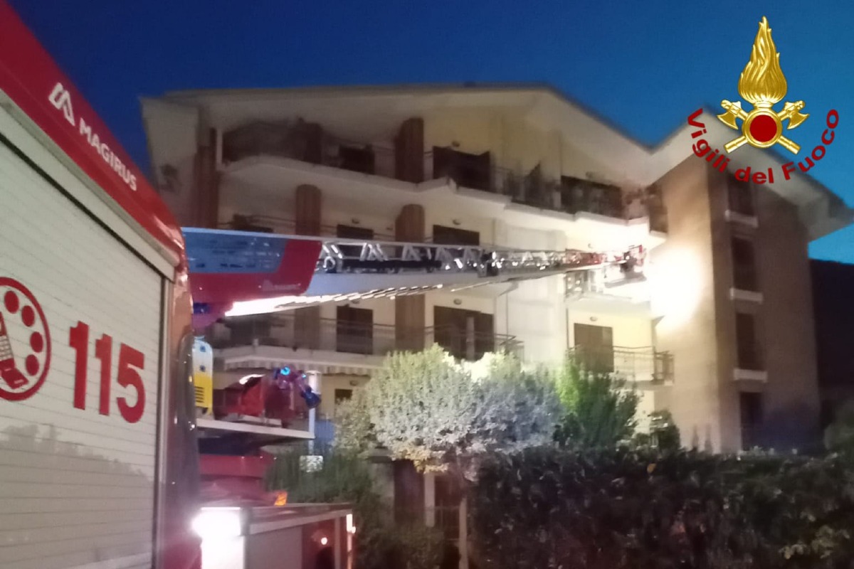 Mercogliano, incendio in appartamento al terzo piano: intervento dei Vigili del Fuoco - 