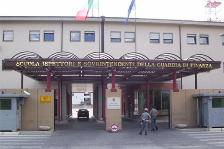 Tragedia alla scuola della GdF dell'Aquila: morta l'allieva di 22 anni caduta dalla finestra - 