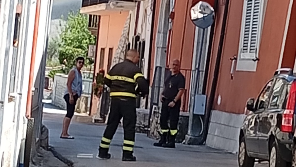 Fiamme a pochi metri dalle case: paura a Cervinara, in frazione Borgo Pirozza - 