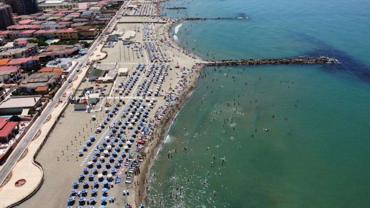Sigilli a uno stabilimento di 2.000 metri quadri abusivo sul demanio di Castel Volturno - 