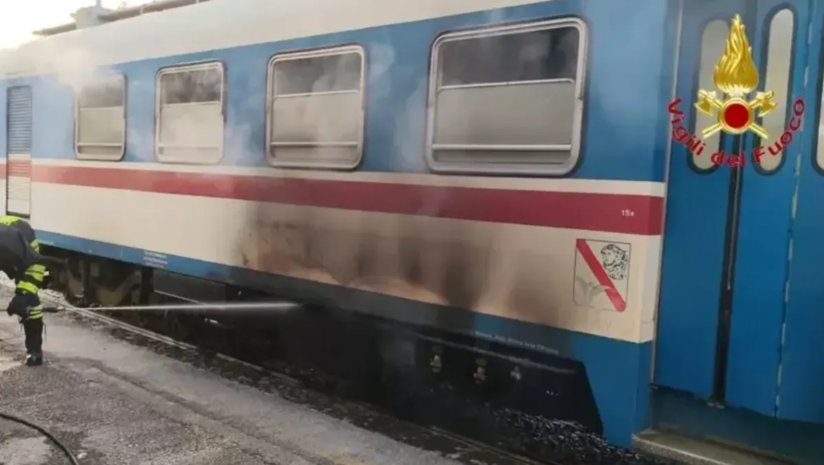 Fumo e paura in stazione: passeggeri evacuati e fiamme domate a bordo del treno regionale - 