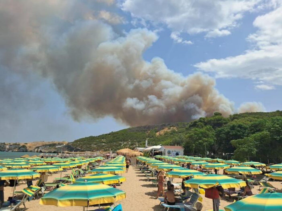 Gargano in fiamme: maxi incendio tra Peschici e Vieste, evacuate le spiagge - 