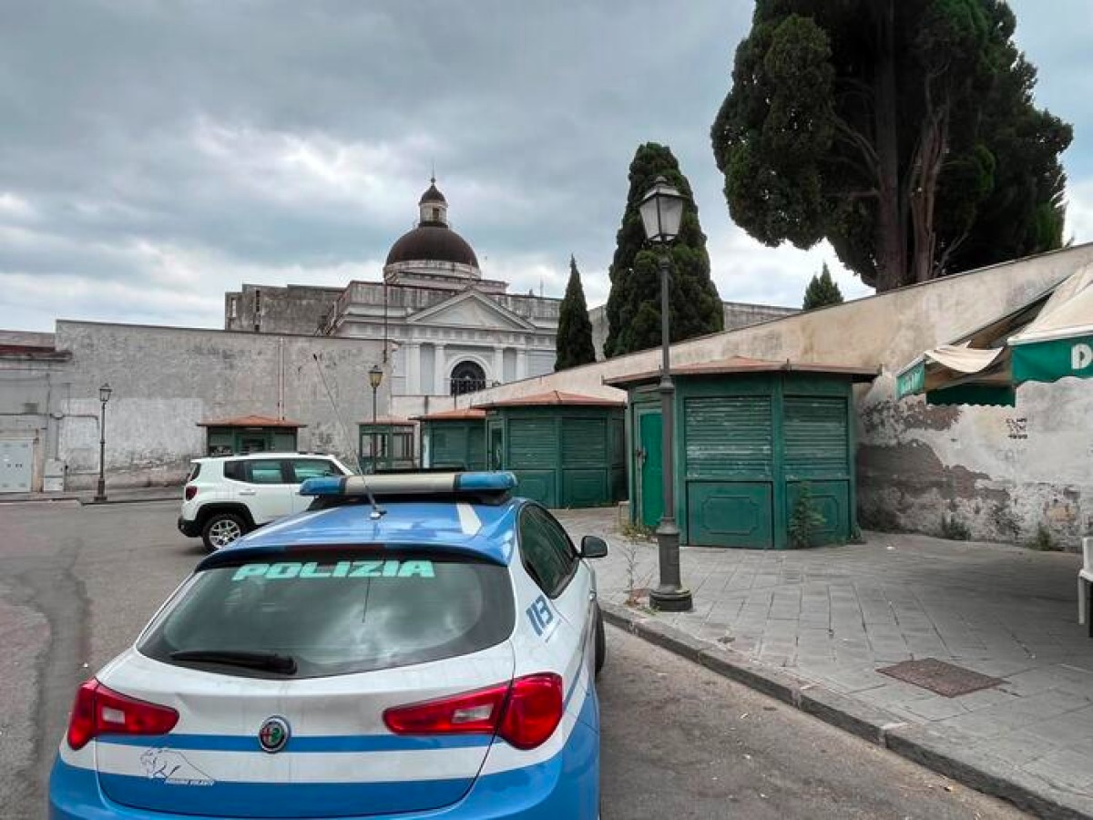 Dramma al cimitero di Torre Annunziata: spara all'ex moglie e si barrica in una cappella - 