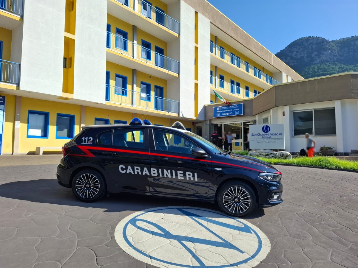 Solofra, fuma con l'ossigeno in ospedale: fiammata la travolge, denunciata 75enne - 