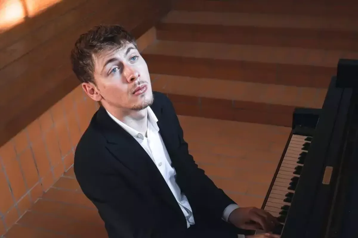 Talento e passione a Palazzo Pignatelli: Michele Santaniello incanta Lauro - 