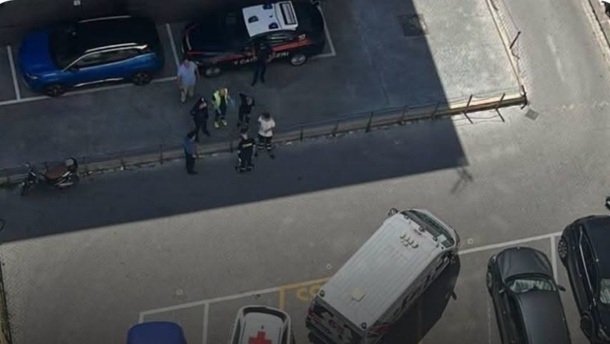 Tragedia a Salerno: precipita dal balcone di casa in via Santi Martiri e muore - 