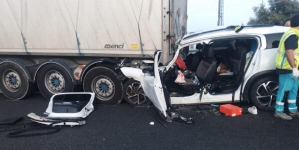Dramma sulla A1 a Teano: Citroën tampona un TIR, muore una 16enne in gravi condizioni fratellino