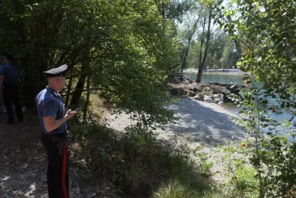Si tuffa per salvare il nipote ma annega, grave bimbo di 4 anni