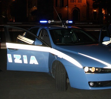 15enne difende la madre e il compagno lo accoltella. - 