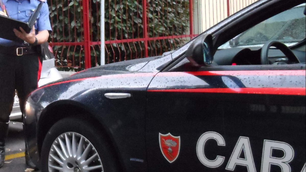 14enne difende la madre dall'aggressione del padre e la salva - 