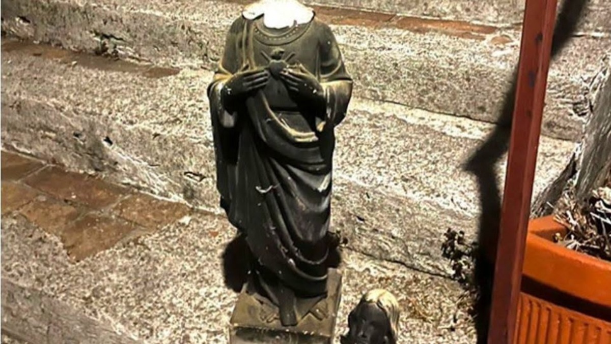 Sfregio nel centro storico di Salerno: decapitata la statua del Cristo - 