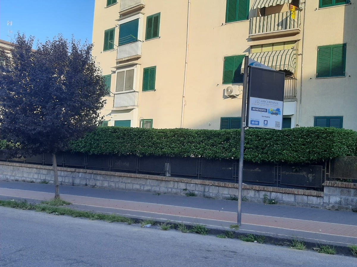 Tra slogan europei e pensiline fantasma: il paradosso di Benevento - 