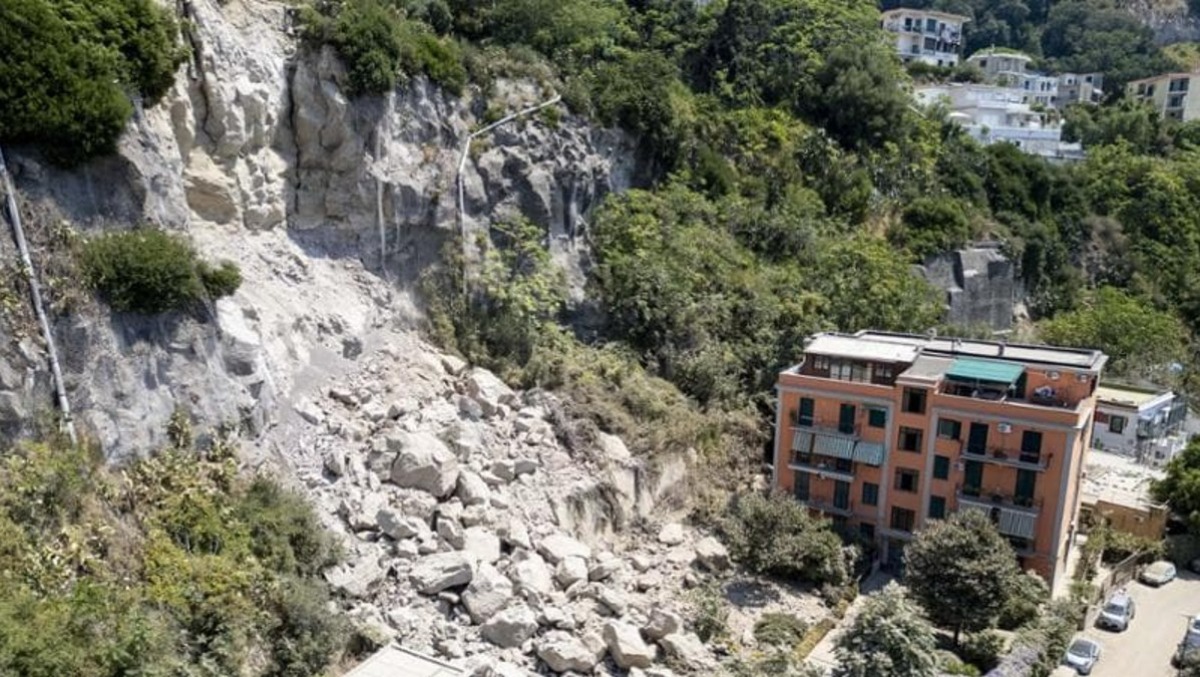 Campi Flegrei, chiuso lo sciame sismico dopo la forte scossa: avviati i controlli su edifici e scuole - 