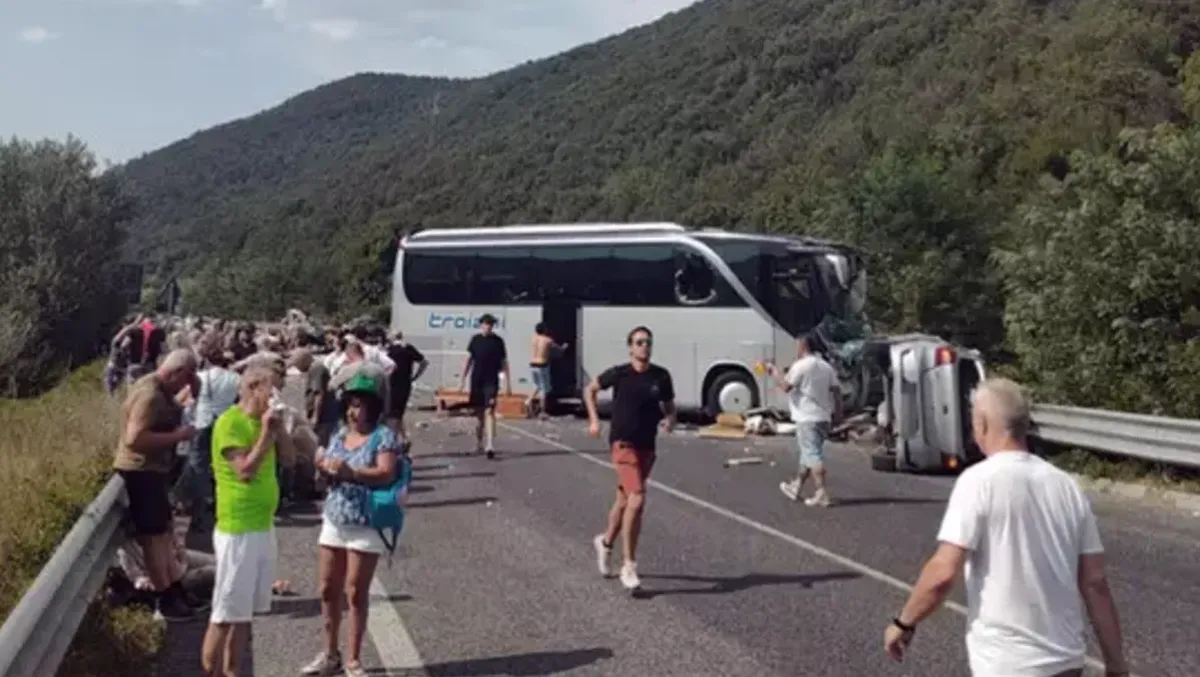 Scontro tra camper, bus e auto, 5 morti e 5 feriti - 