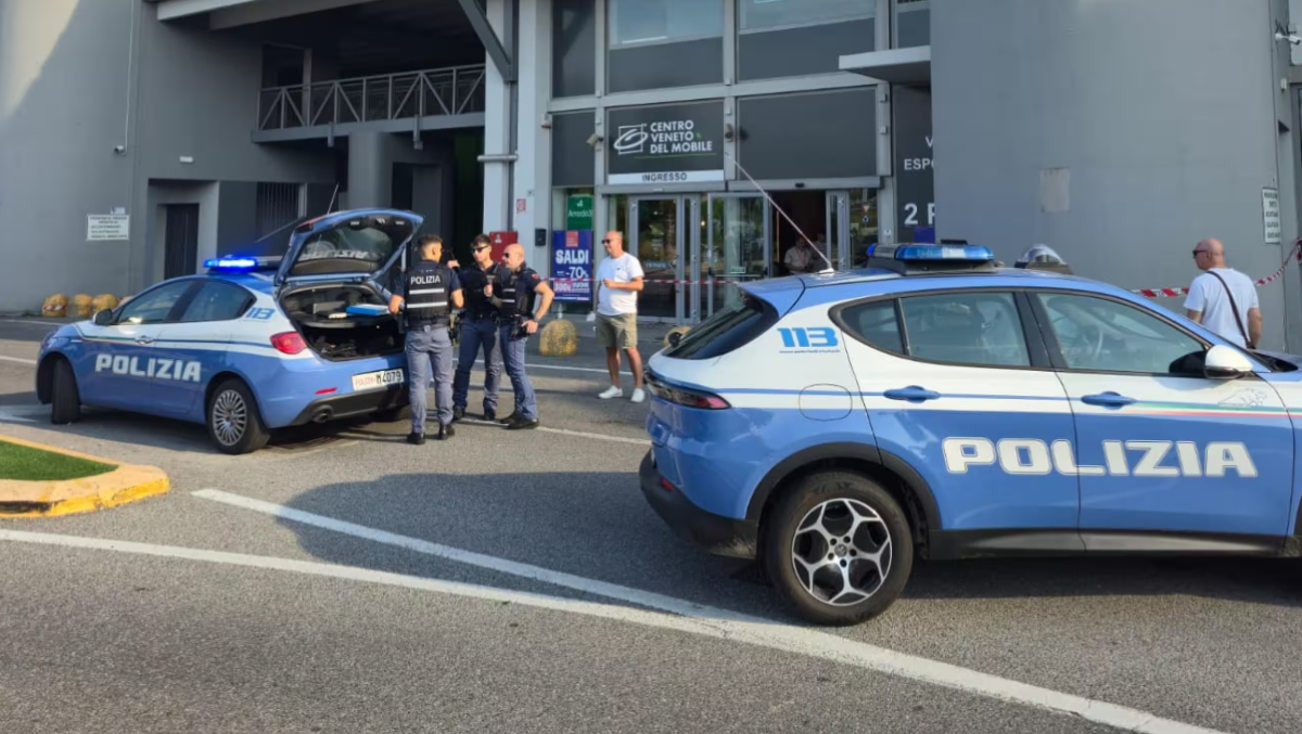 Donna accoltellata dall'ex marito all'esterno di un centro commerciale: è grave - 